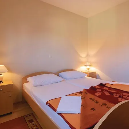 Julija Klovica V Apartment