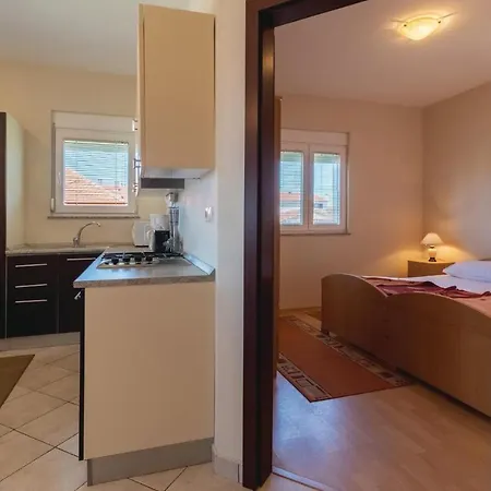 Julija Klovica V Apartment